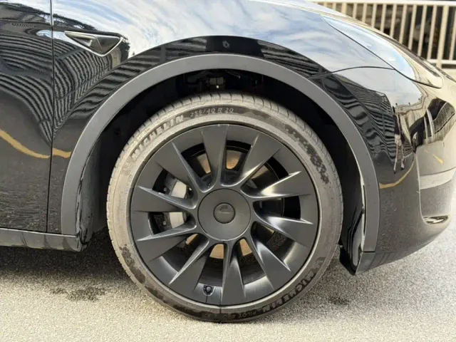 Tesla Model Y — Фото автомобиля 7