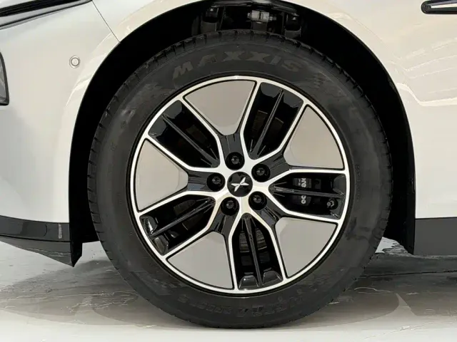 Xpeng P7 — Фото автомобиля 11