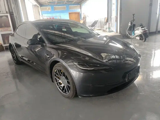 Tesla Model 3 — Фото автомобиля 3
