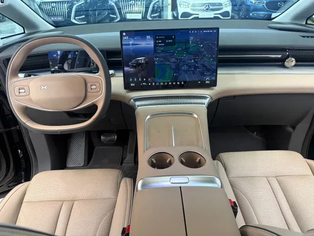 Xpeng X9 — Фото автомобиля 11