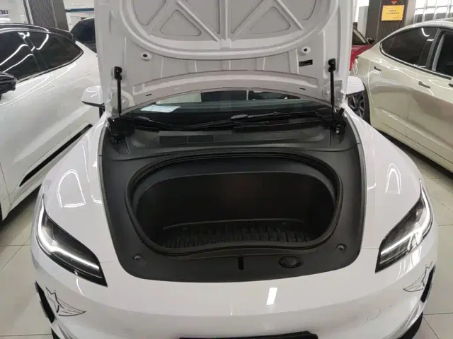 Tesla Model 3 — Фото автомобиля 19