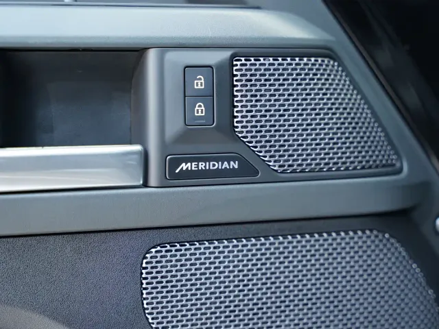 Land Rover Defender — Фото автомобиля 15