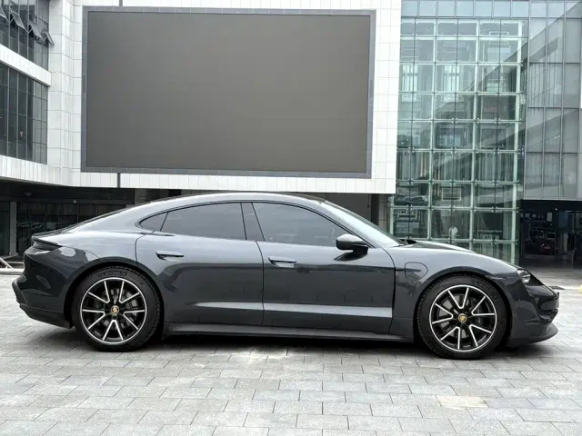 Porsche Taycan — Фото автомобиля 21