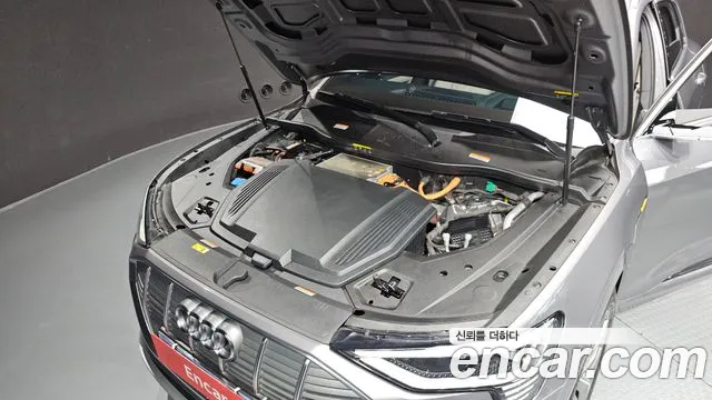 Audi e-tron — Фото автомобиля 5