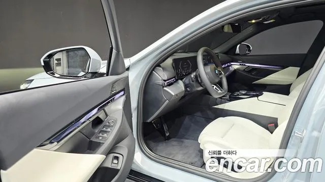 BMW 5 Series G60 — Фото автомобиля 10