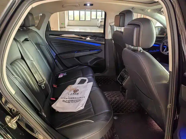 Volkswagen Passat — Фото автомобиля 10