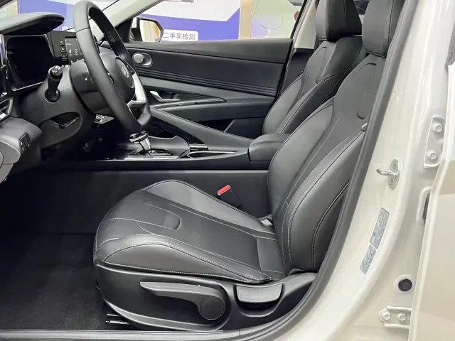 Hyundai Elantra — Фото автомобиля 14
