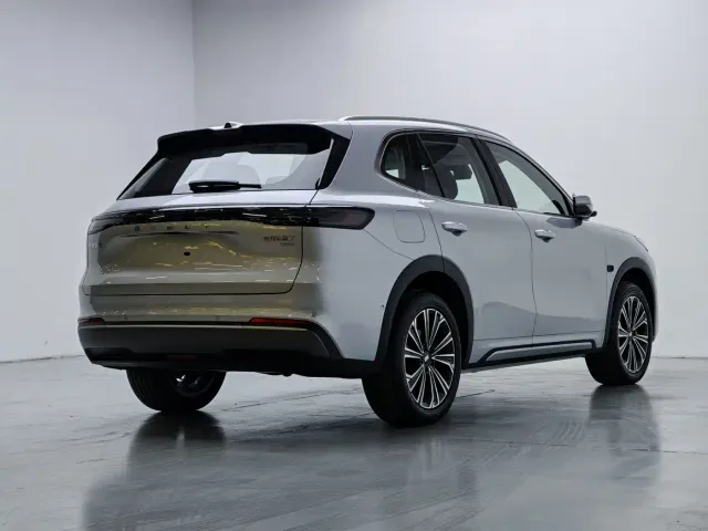 Geely Galaxy Starship 7 EM-i — Фото автомобиля 14