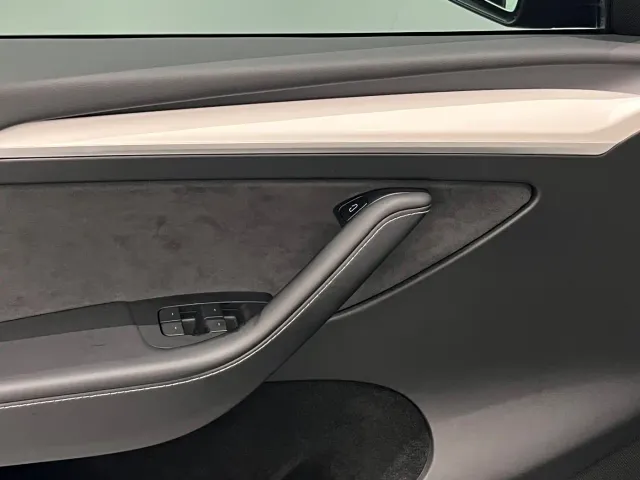 Tesla Model Y — Фото автомобиля 19