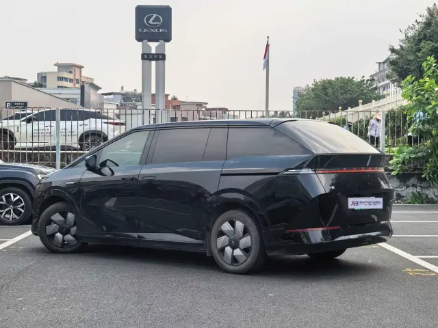 Xpeng X9 — Фото автомобиля 4
