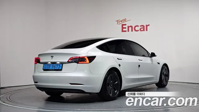 Tesla Model 3 — Фото автомобиля 2