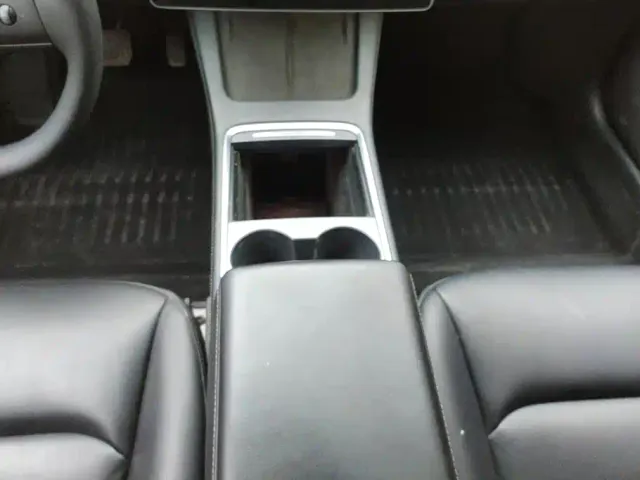 Tesla Model 3 — Фото автомобиля 16