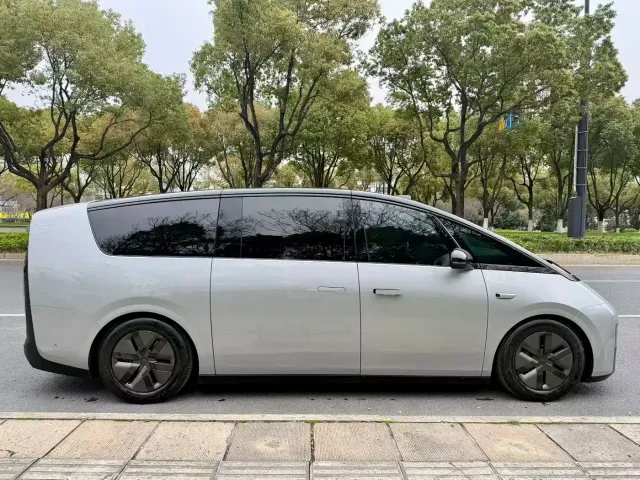 Li Auto MEGA — Фото автомобиля 4