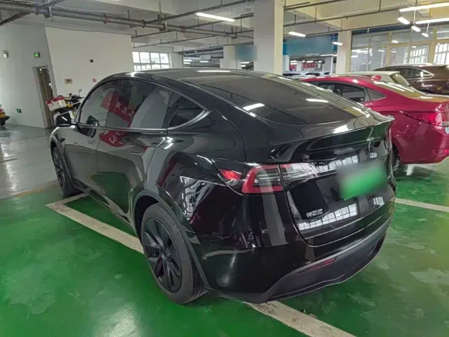 Tesla Model Y — Фото автомобиля 4