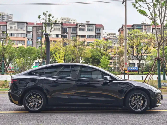Tesla Model 3 — Фото автомобиля 9