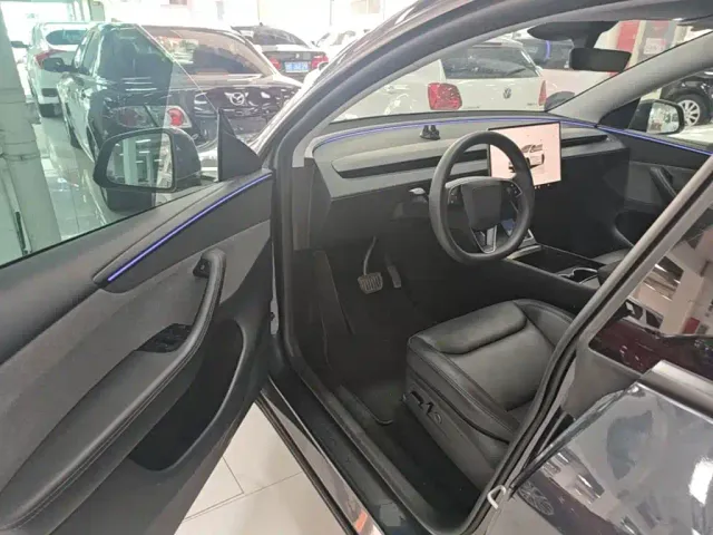 Tesla Model Y — Фото автомобиля 11
