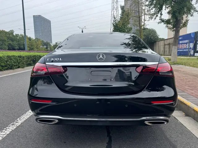 Mercedes-Benz E-Class — Фото автомобиля 4