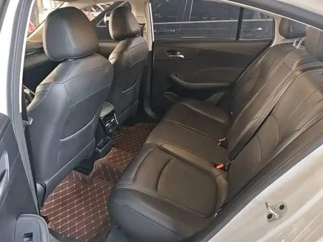 Roewe i5 — Фото автомобиля 16