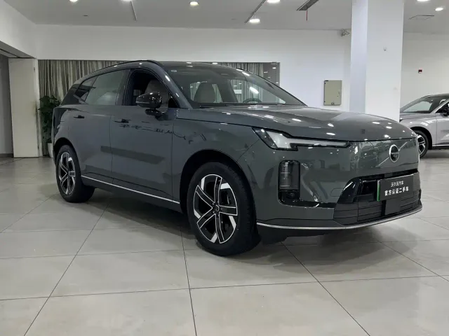 Volvo XC70 Plug-in Hybrid — Фото автомобиля 3