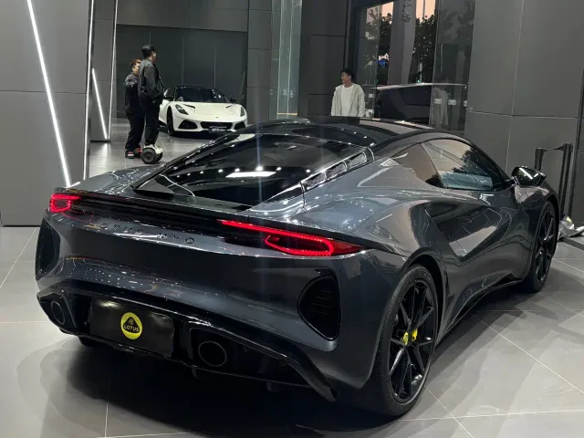 Lotus Emira — Фото автомобиля 6