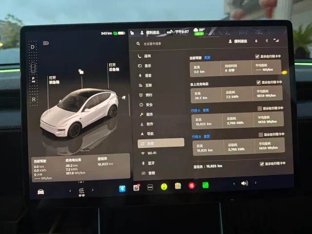 Tesla Model Y — Фото автомобиля 12