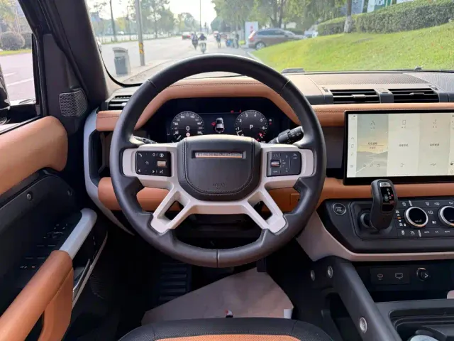Land Rover Defender — Фото автомобиля 13