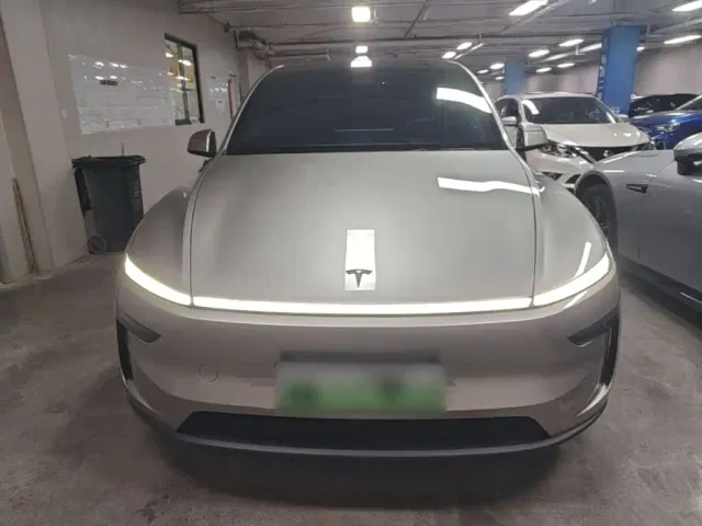 Tesla Model Y L — Фото автомобиля 2