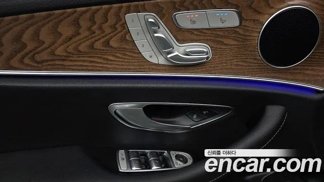 Mercedes-Benz E-Class — Фото автомобиля 24