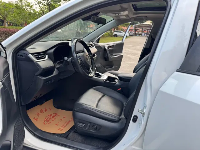 Toyota RAV4 — Фото автомобиля 18