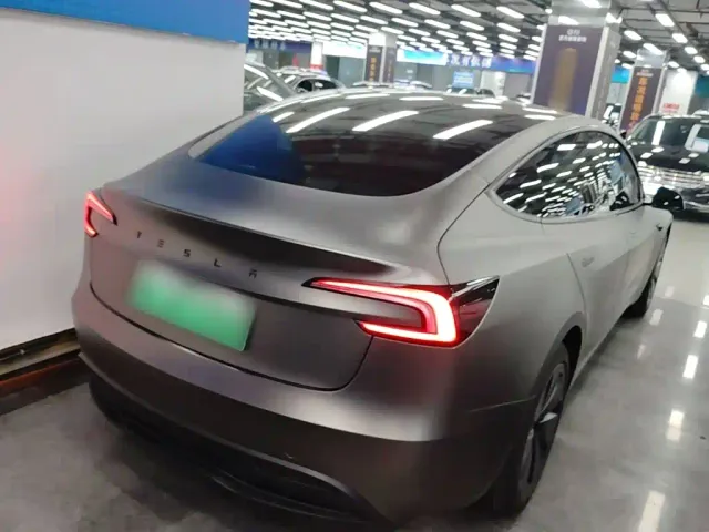 Tesla Model 3 — Фото автомобиля 6