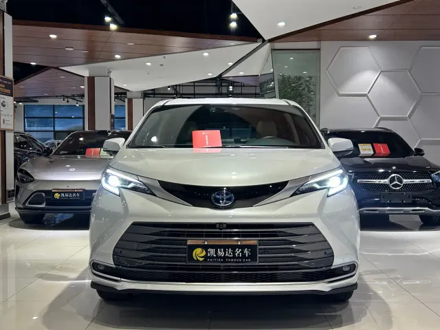 Toyota Sienna — Фото автомобиля 3
