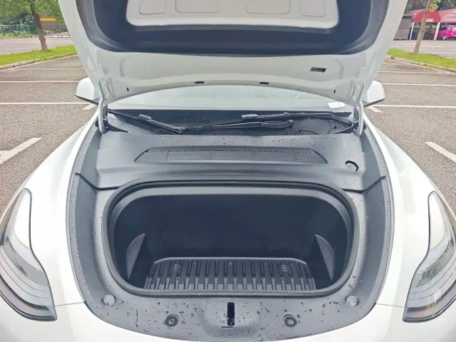Tesla Model Y — Фото автомобиля 11