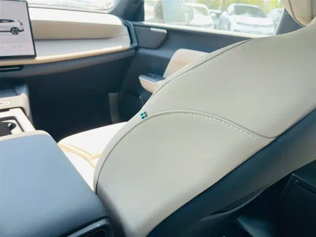 Volvo XC70 Plug-in Hybrid — Фото автомобиля 11