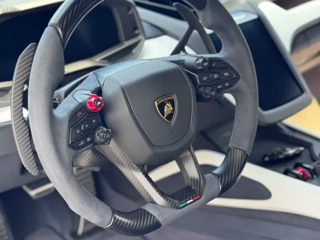 Lamborghini Revuelto — Фото автомобиля 9