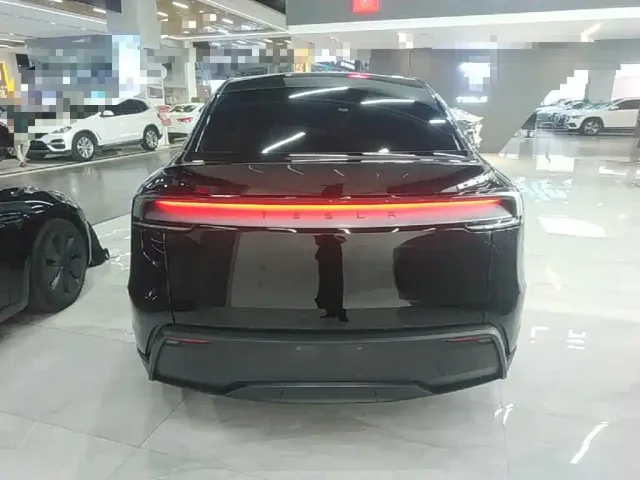 Tesla Model Y — Фото автомобиля 5