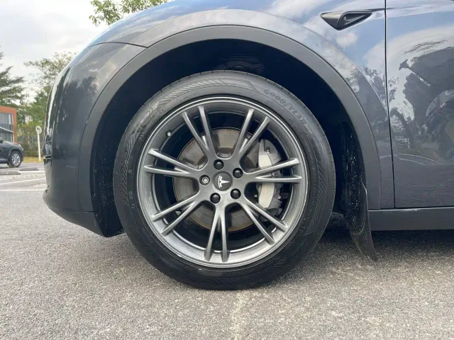 Tesla Model Y — Фото автомобиля 11