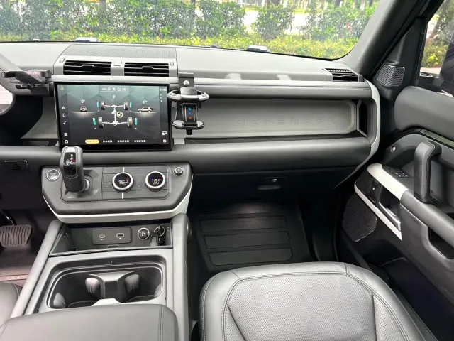 Land Rover Defender — Фото автомобиля 13