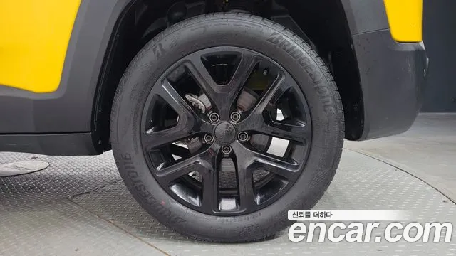 Jeep Renegade — Фото автомобиля 20