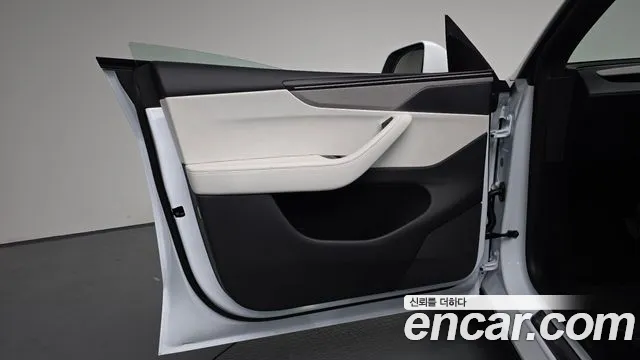 Tesla Model Y — Фото автомобиля 23