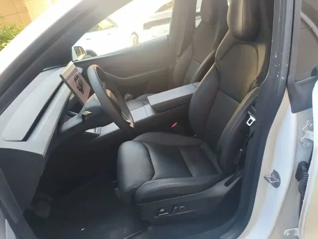 Tesla Model Y L — Фото автомобиля 14
