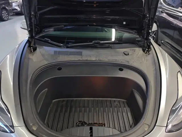 Tesla Model 3 — Фото автомобиля 19