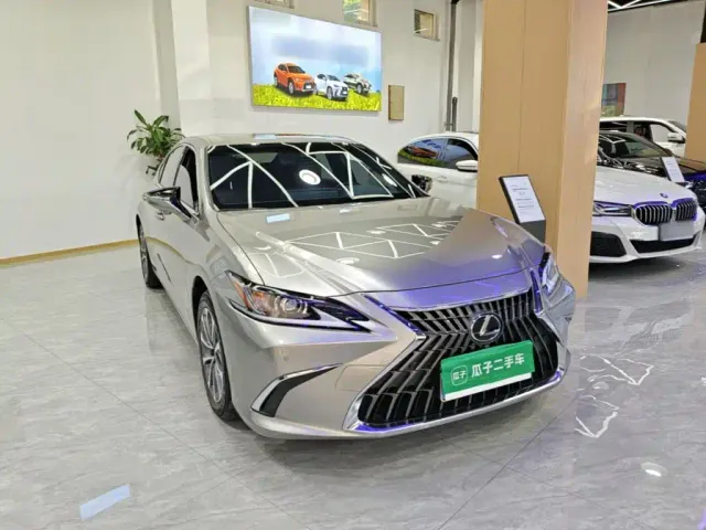 Lexus ES — Фото автомобиля 3