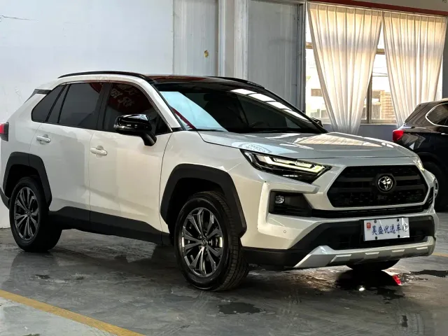 Toyota RAV4 — Фото автомобиля 3