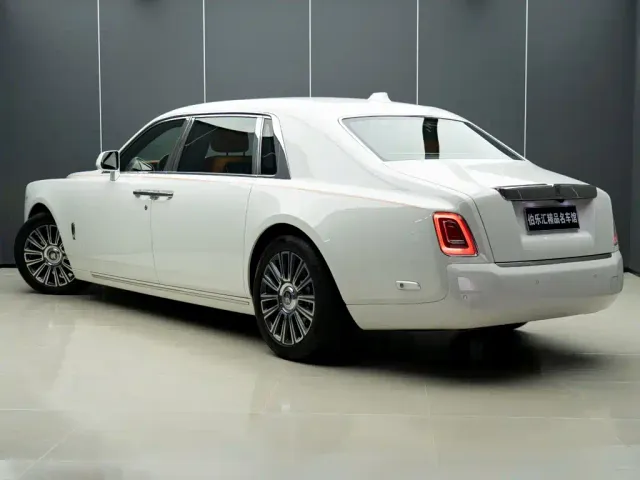 Rolls-Royce Phantom — Фото автомобиля 4