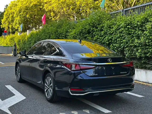 Lexus ES — Фото автомобиля 4