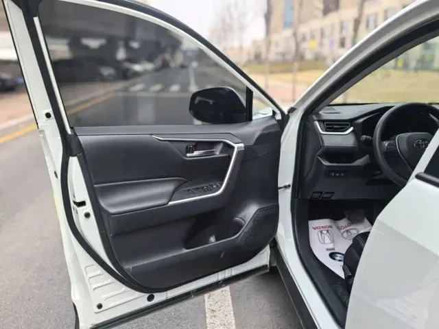 Toyota RAV4 — Фото автомобиля 13