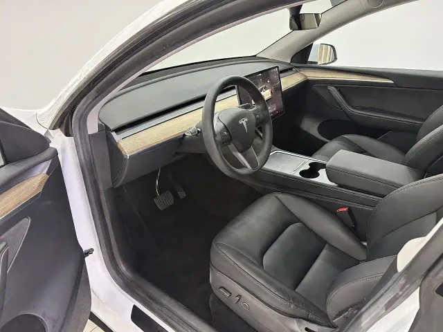 Tesla Model Y — Фото автомобиля 7