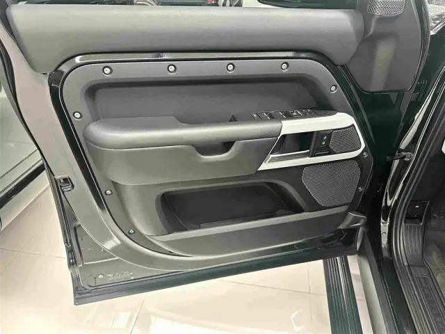 Land Rover Defender — Фото автомобиля 6