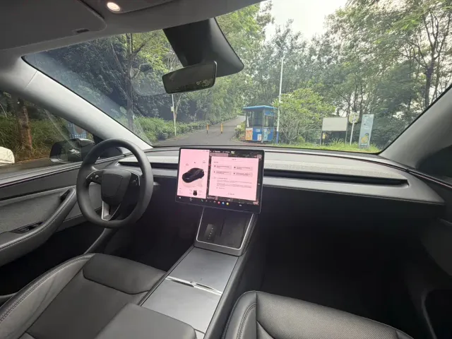 Tesla Model Y — Фото автомобиля 11