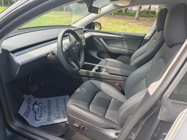 Tesla Model Y — Фото автомобиля 6